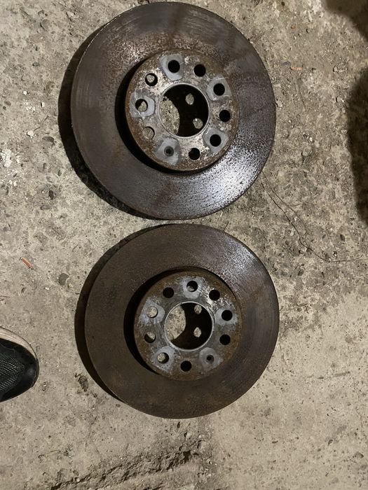 Продавам комплект  дискове и задни апарати за Фолксваген Туран 2004