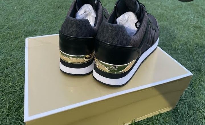 Продам кроссовки Mk оригинал