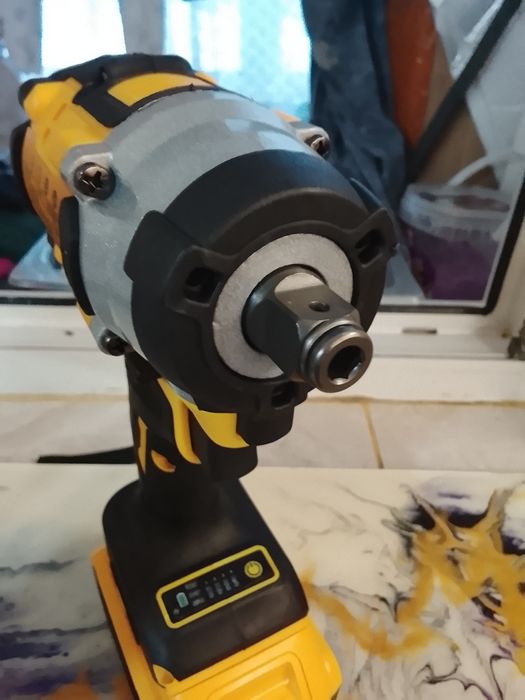 Impact pentru înșurubat DeWalt DCF 922 cu o baterie de 6A NOU