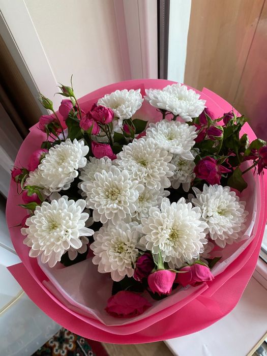 Букет из кустовых хризантем и кустовых роз