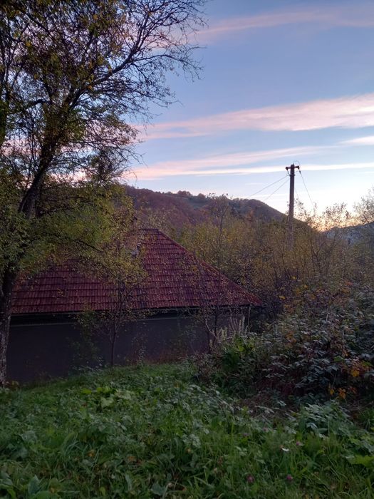Teren de vanzare si casa la munte izolata