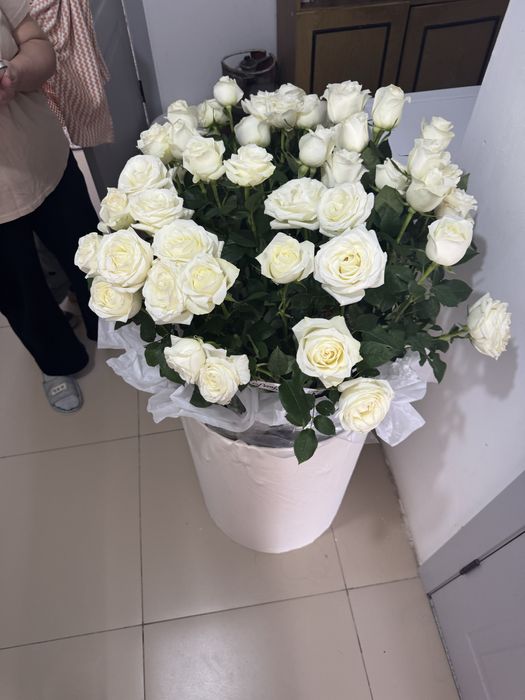 Белые розы в коробке