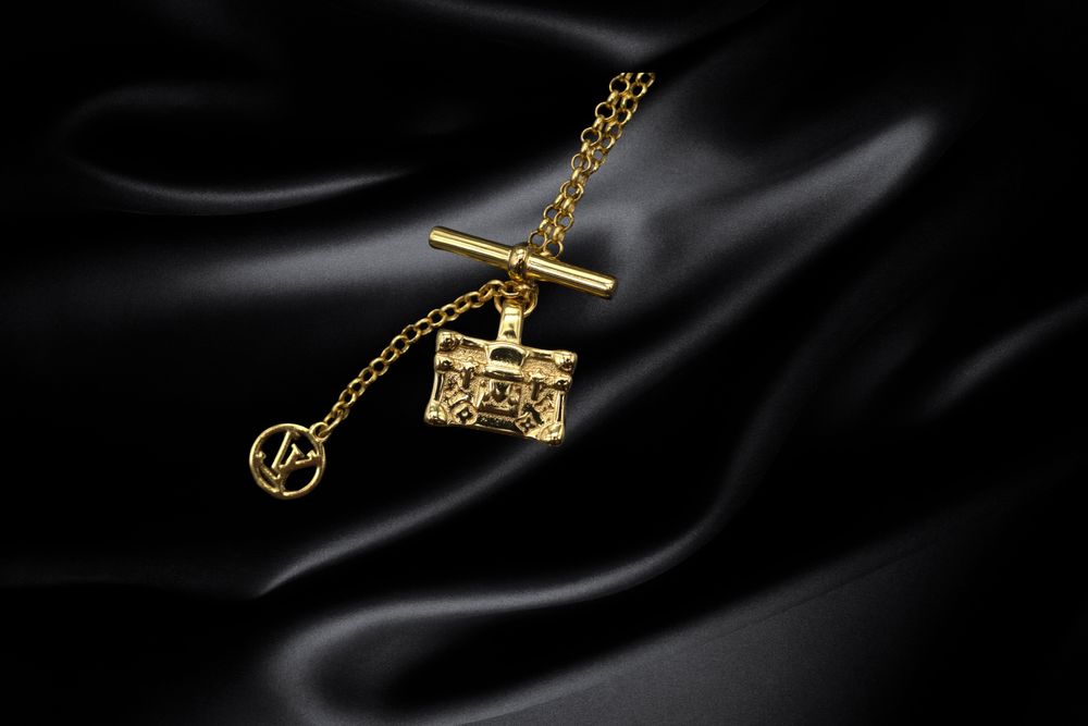 Lantisor Louis Vuitton, placat aur 18k