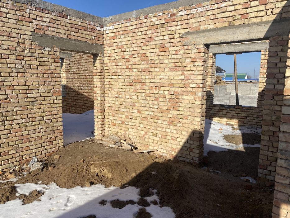 Продается не достроенный дом.