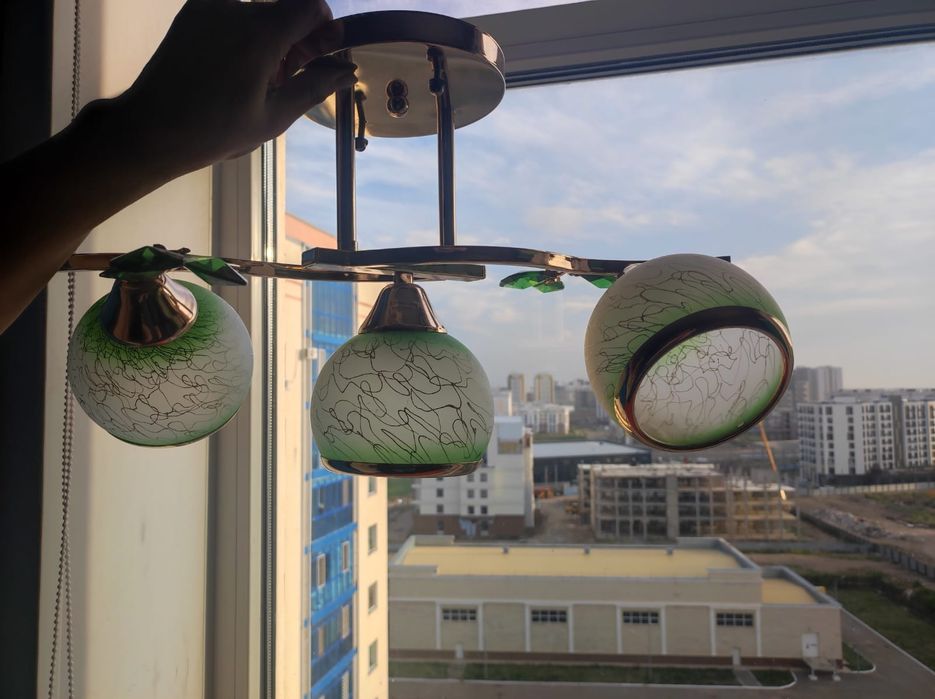 Продам люстру трехрожковую.