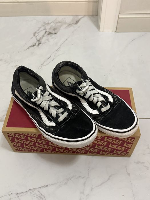 Vans old school.