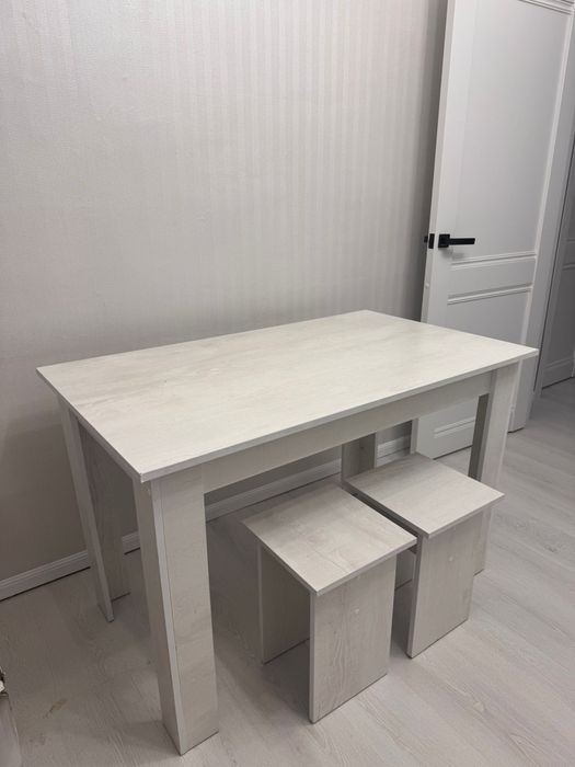 Продается кухонный стол с 4-мя стульями