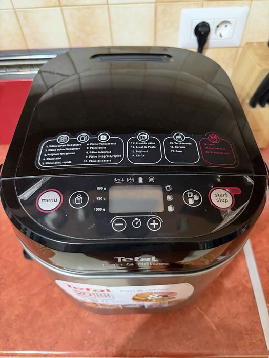 Masina  paine Tefal Pain et Delices, 20 programe, foarte putin folosita, cu carte reteta si accesorii.