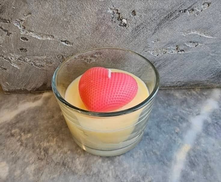 Соеви свещи в чаша