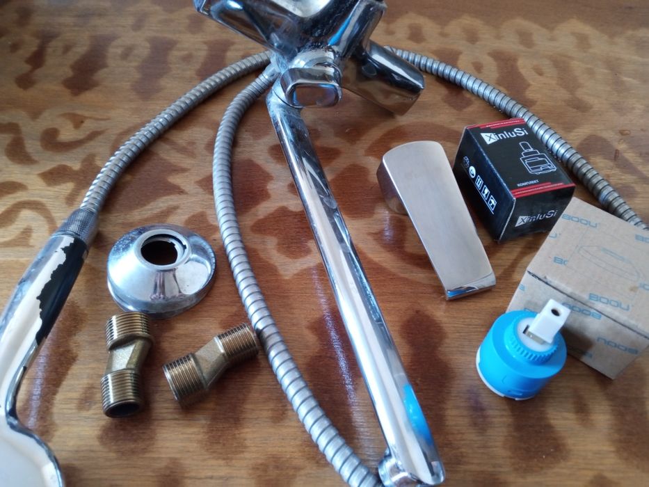 Смеситель и нужные вещи к нему