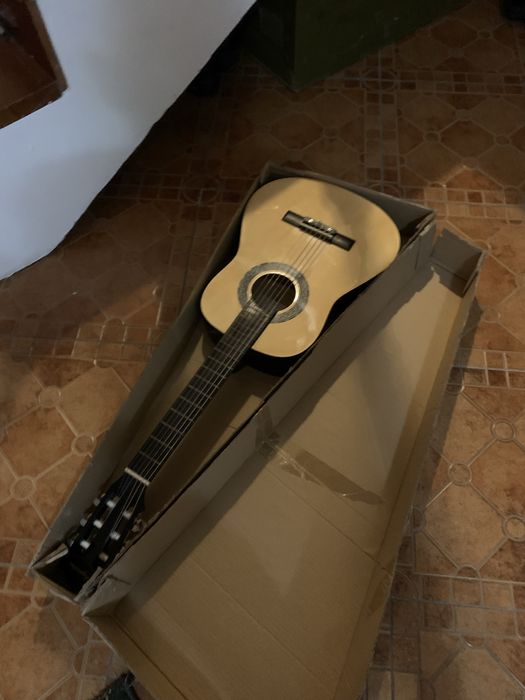 Продам гитару почти новый