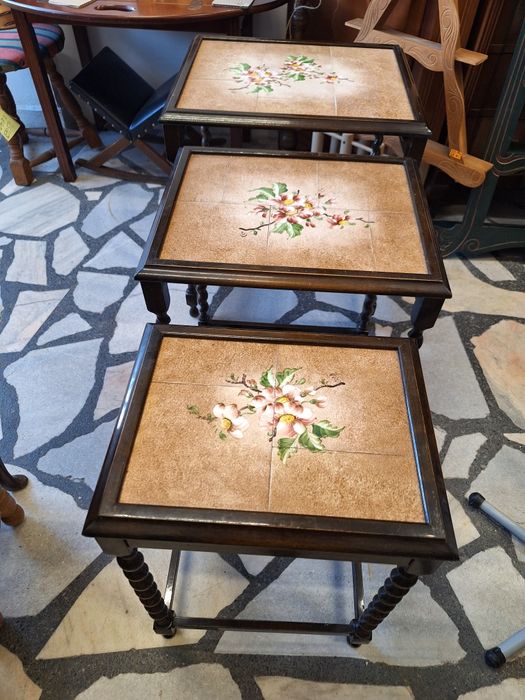 К - т три помощни масички с плочки