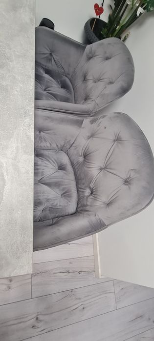 4 scaune catifea gri ( ca si noi) + masa (Moemax)