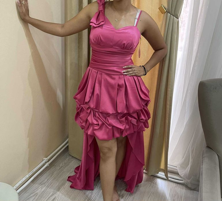 Сатенена рокля циклама със шлейф