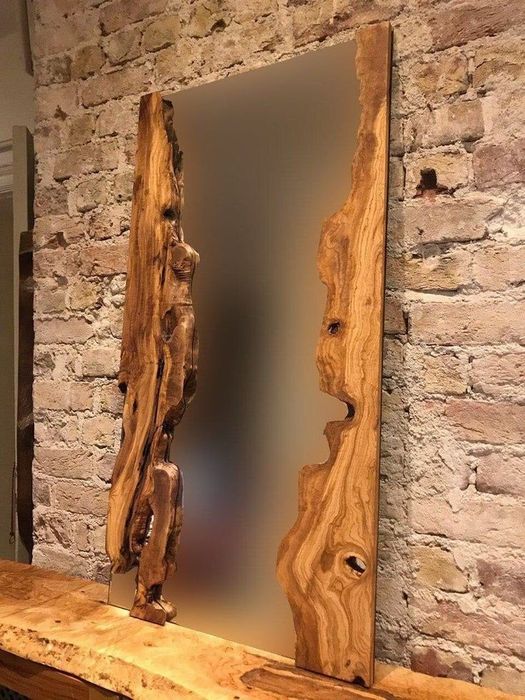 Зеркало с деревянной рамкой