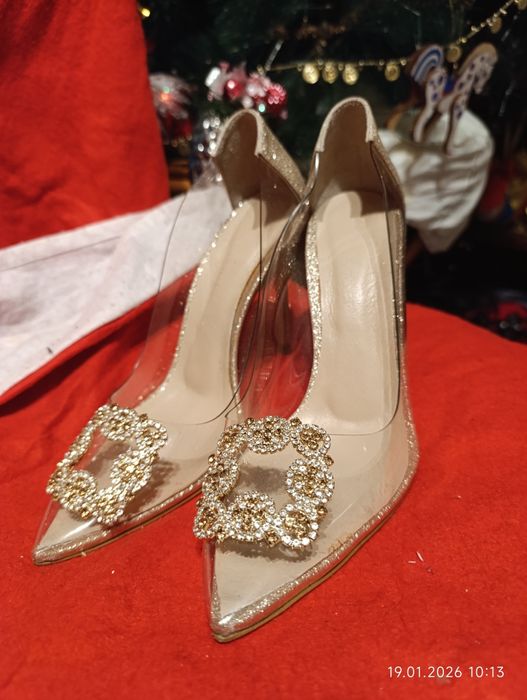 Продам туфли новые.очень красивые нарядные .