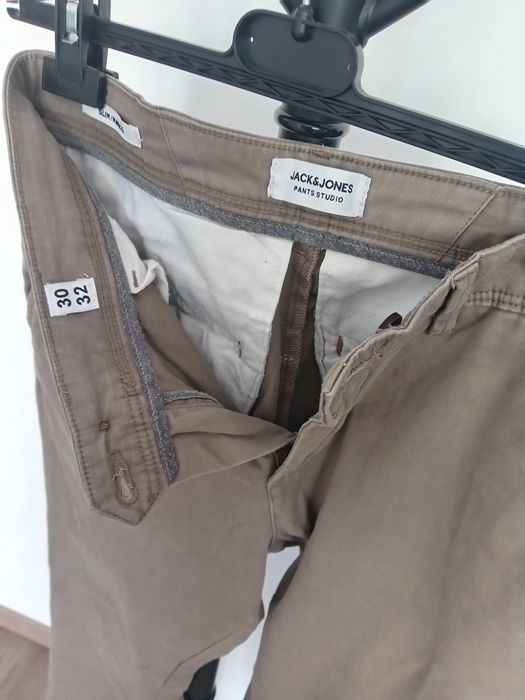 Vând pantaloni casual pentru bărbați