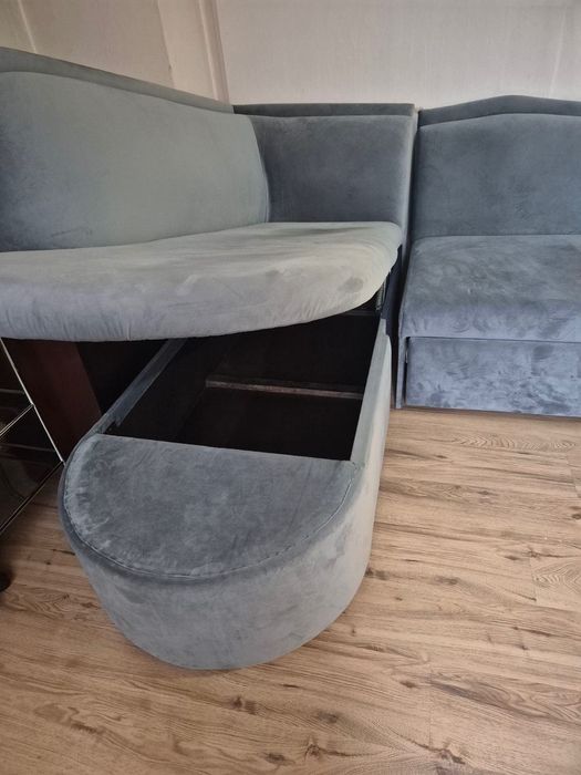 Продавам разтегателен диван и гардероб