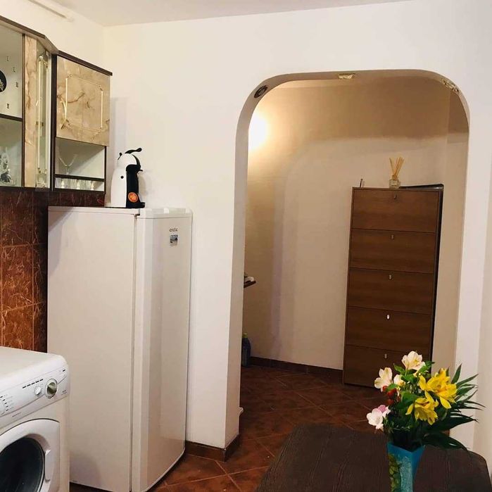 catam coleg/colega pentru 1 camera in ap 3 camere, strada posada 1