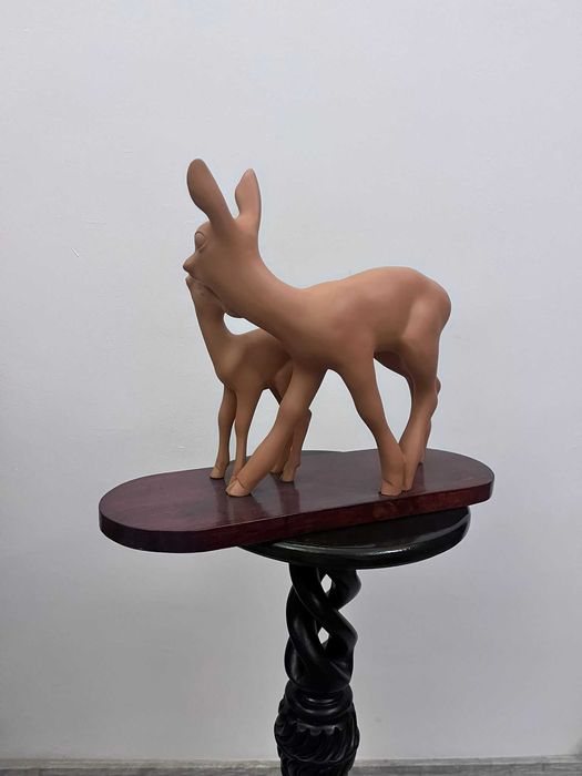 Bibelou statueta veche metalica pe soclu de lemn bibelouri