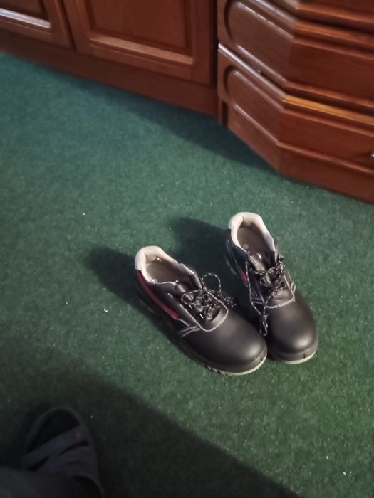 Vând pantofi de lucru cu protecție