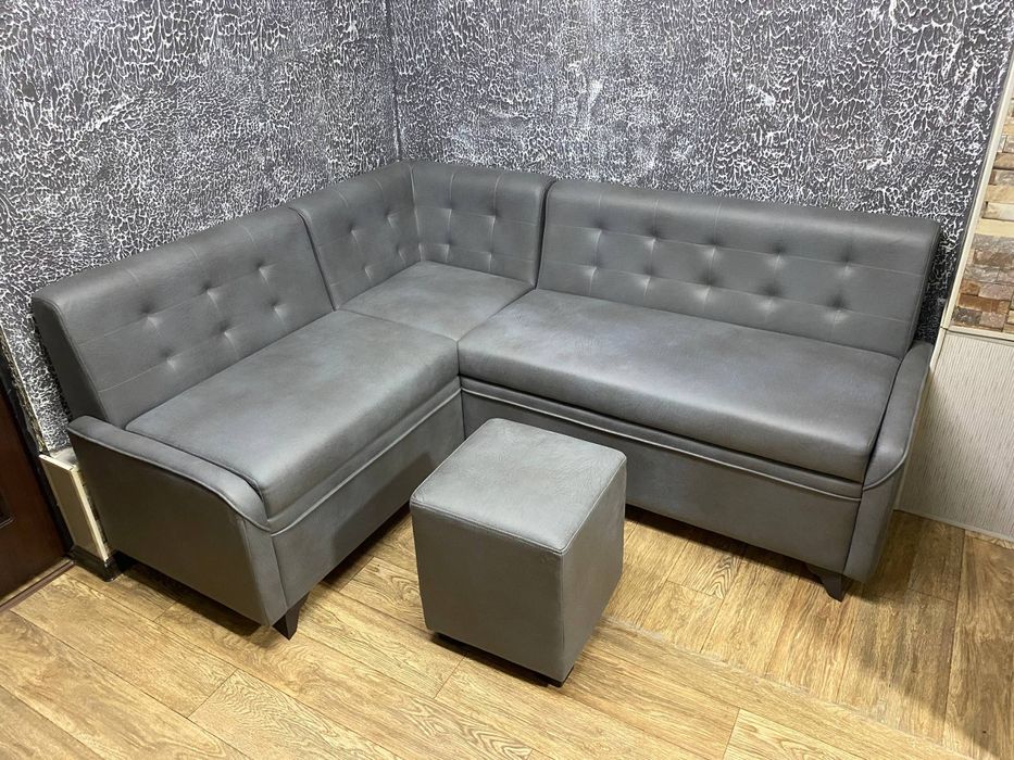 Кухонный уголок мягкий имеется бельевые ящики