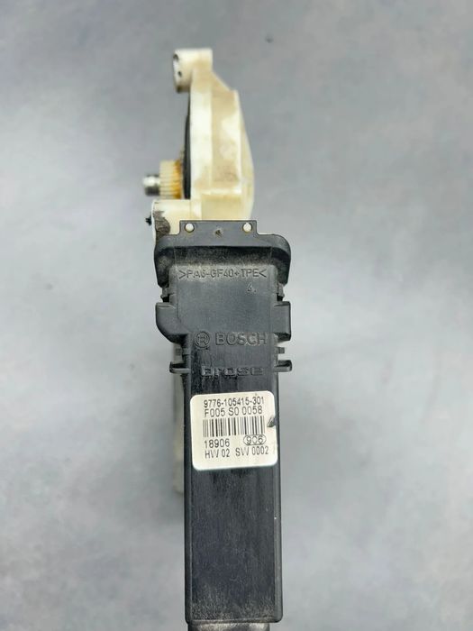 Motoras macara geam fata dreapta 9776105415301 Volkswagen VW Golf 2002