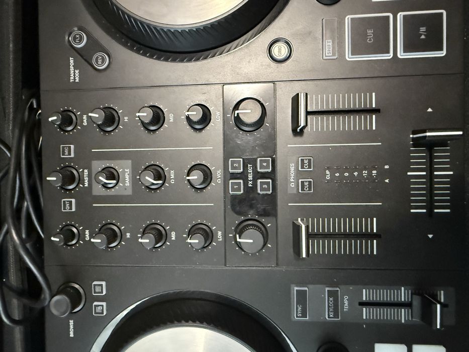Consola DJ traktor s2 mk3 + husa