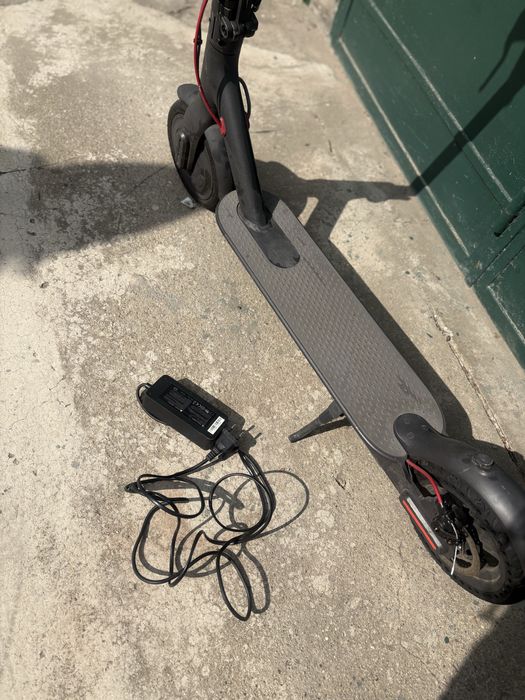 Trotinetă electrică + încărcător