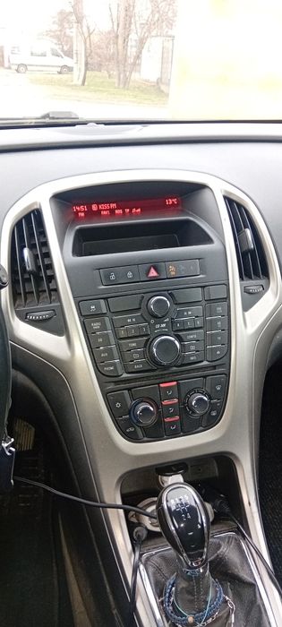 Vind opel astra j motor 1,4 benzina  functioneaza foarte bine .