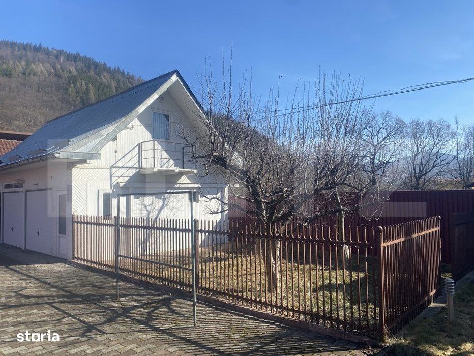 Casa de vanzare, cu 6 camere, 300 mp, spatioasa, in Campulung Moldoven
