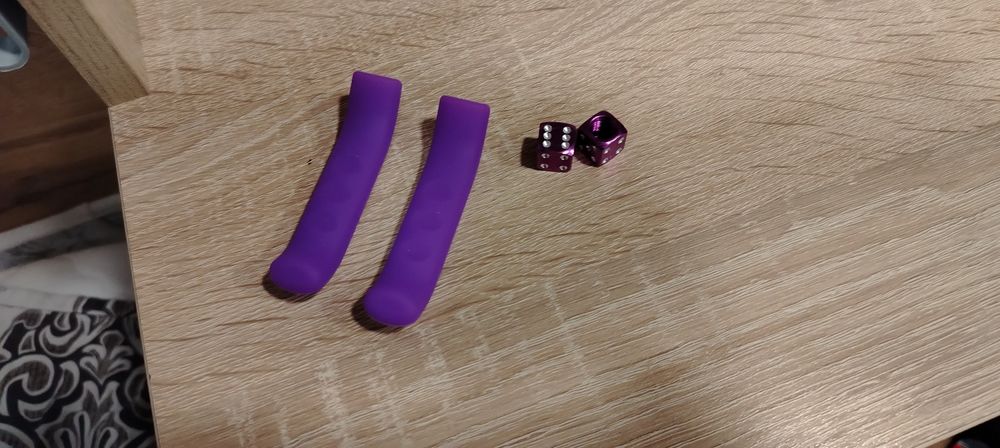 Два  чисто нови броя лилави гумички за спирачки + две лилави капачки