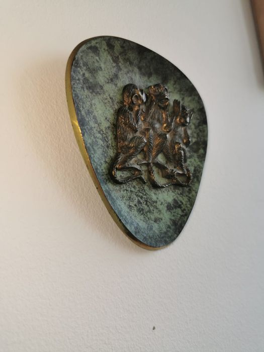 Антикварен арт бронзов плакет миниатюра на трите мъдри маймунки патина
