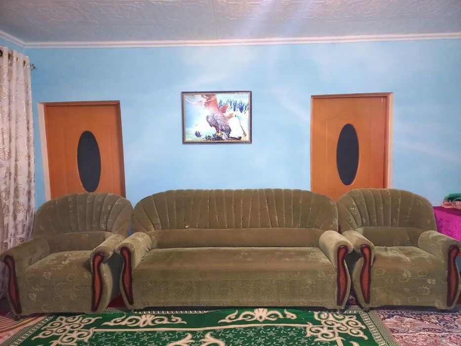 Диван с двумя креслами