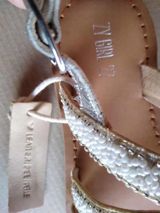 нови сандали  с перли 27 номер