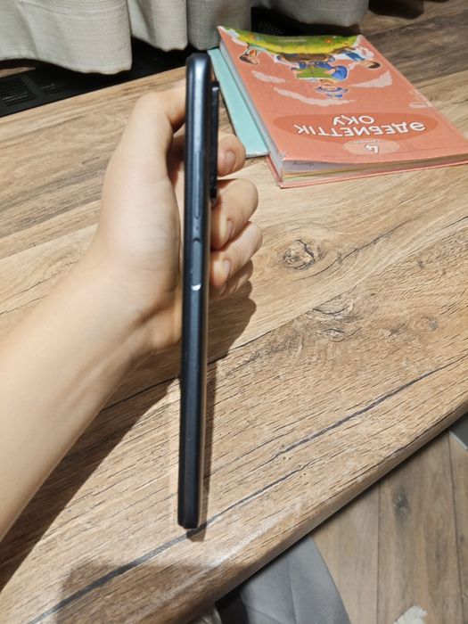 Телефон хороший с каробкой