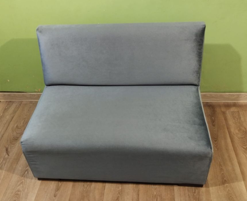 Vând canapea pentru 2 persoane din catifea gri