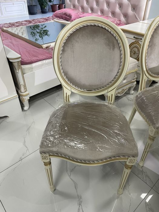 Стол стулья почти новые