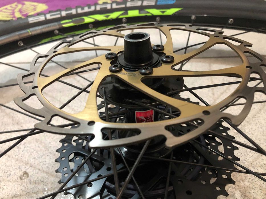 Vand set roti MTB 29 inch thru axle boost complete in stare foarte buna.