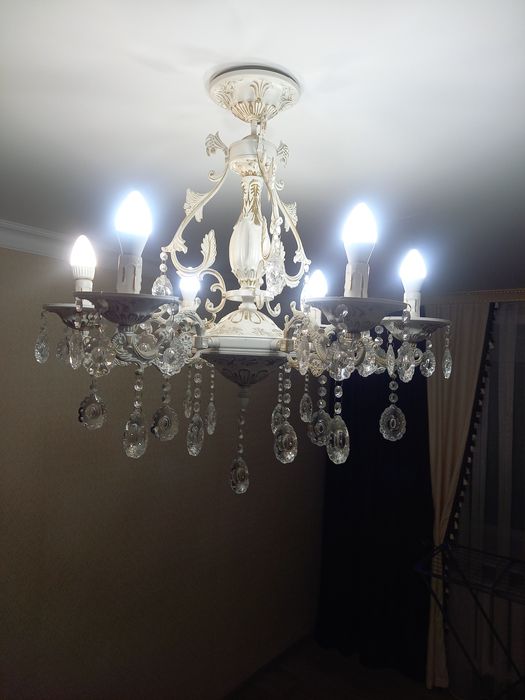 Продам люстру в идеальном состоянии.