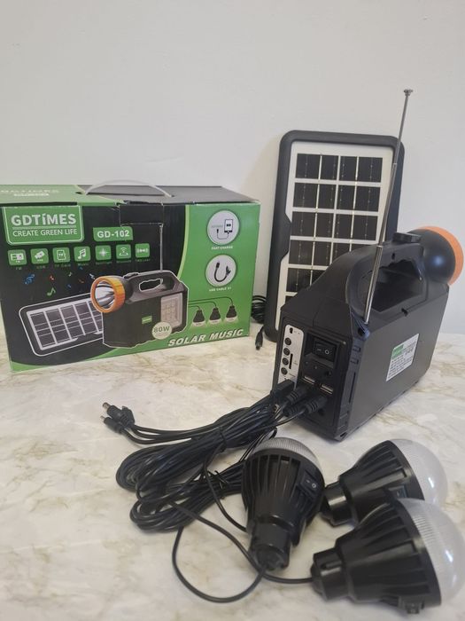 Lanternă multifuncțională cu radio FM și boxă Bluetooth integrată.