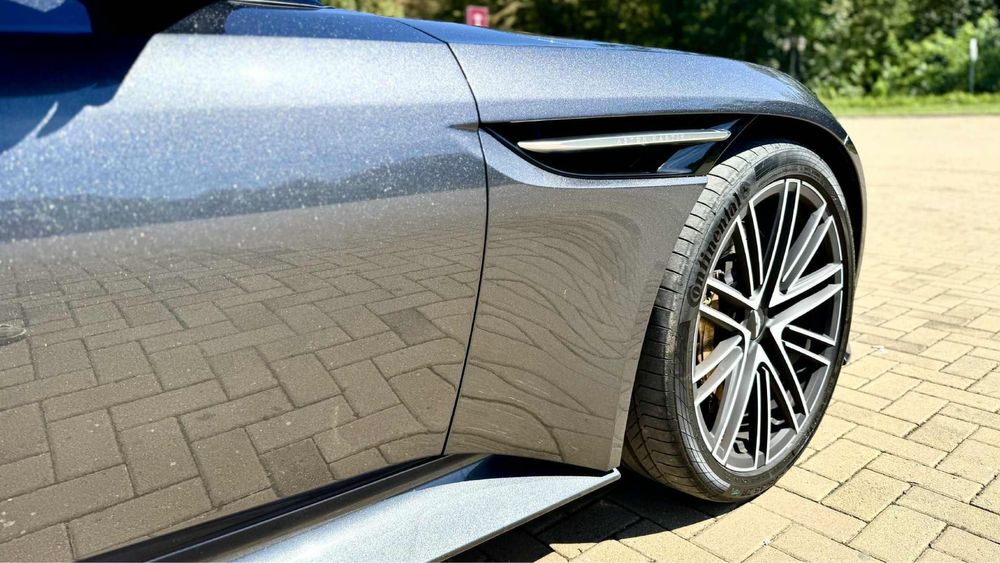 Aston Martin DB12 2024