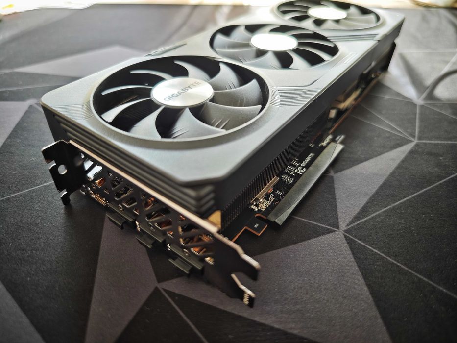 Видео карта AMD Radeon RX 7800 XT - силно запазена с 2 години гранция