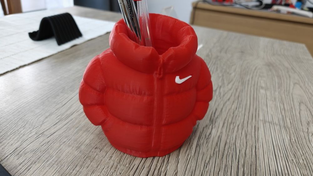3D принтиран органайзер за химикалки – Nike стил
