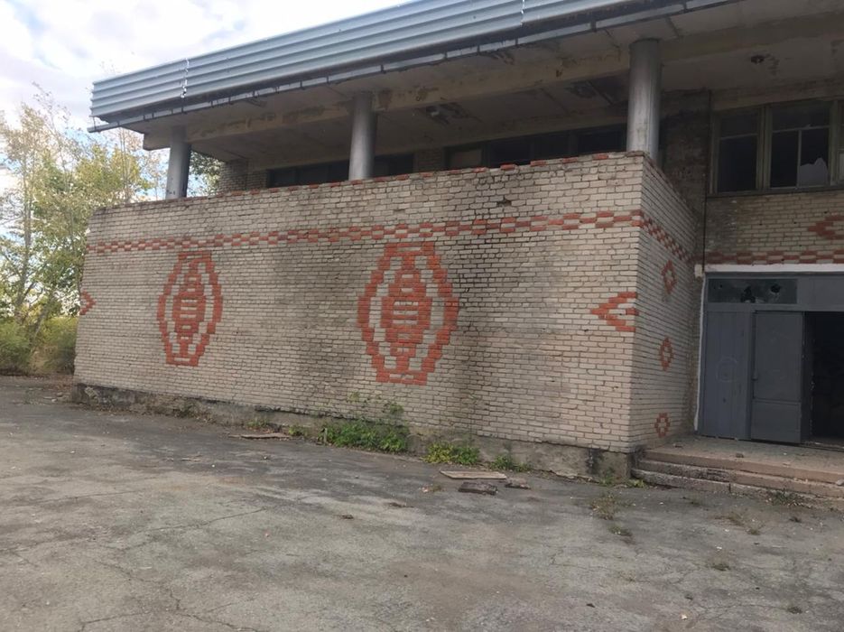 Поодам здание на разбор.