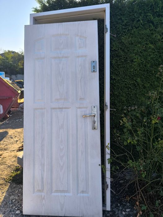 Блиндирана входна врата