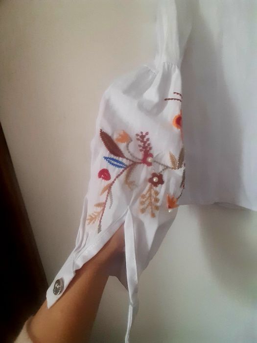 Vând camasa dama, marimea S, cu elemente florale pe maneci