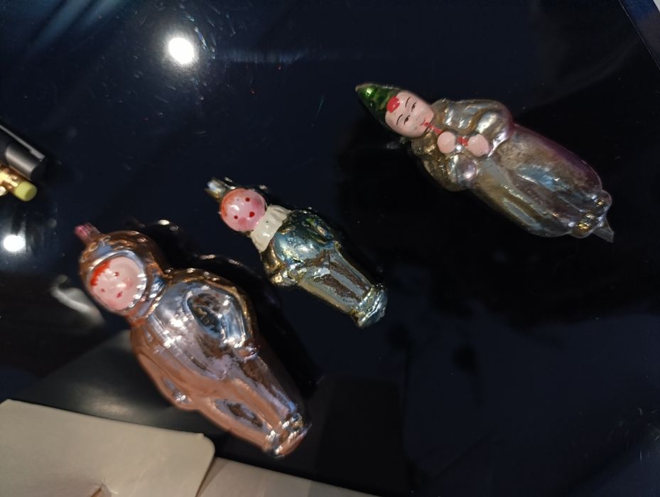 Старинные новогодние игрушки космонавты и клоун с дудочкой на прищепке