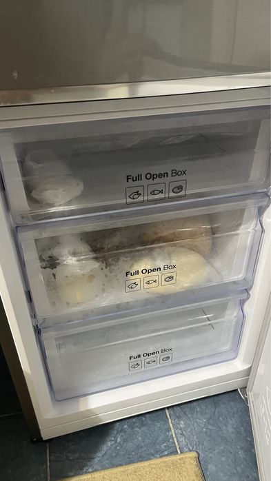 Продам Холодильник Samsung RB30A30N0SA/WT серый