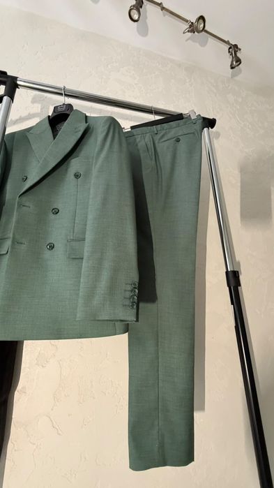 Costum de bărbați la două rânduri de nasturi